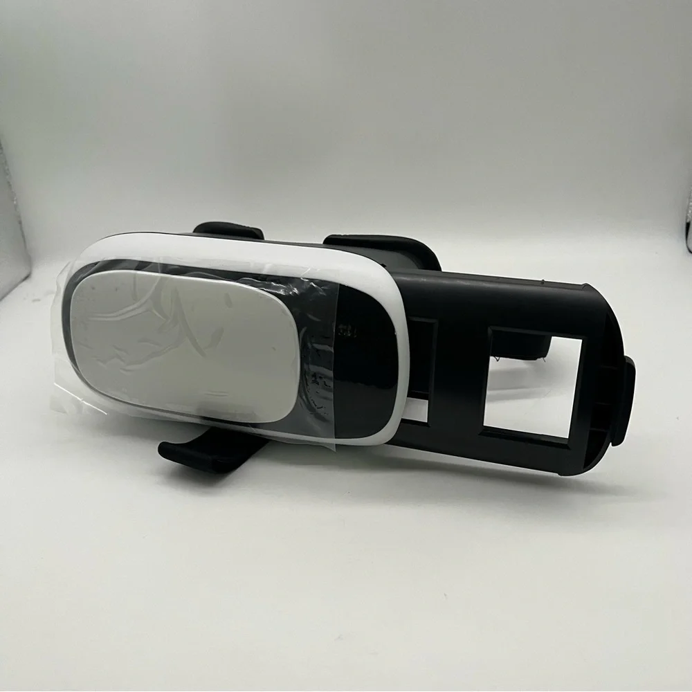 NWOT Virtual Reality Glasses in Black and White